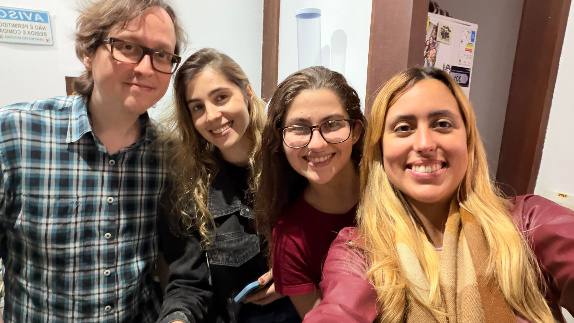 Selfie de quatro pessoas na área interna do Downtown