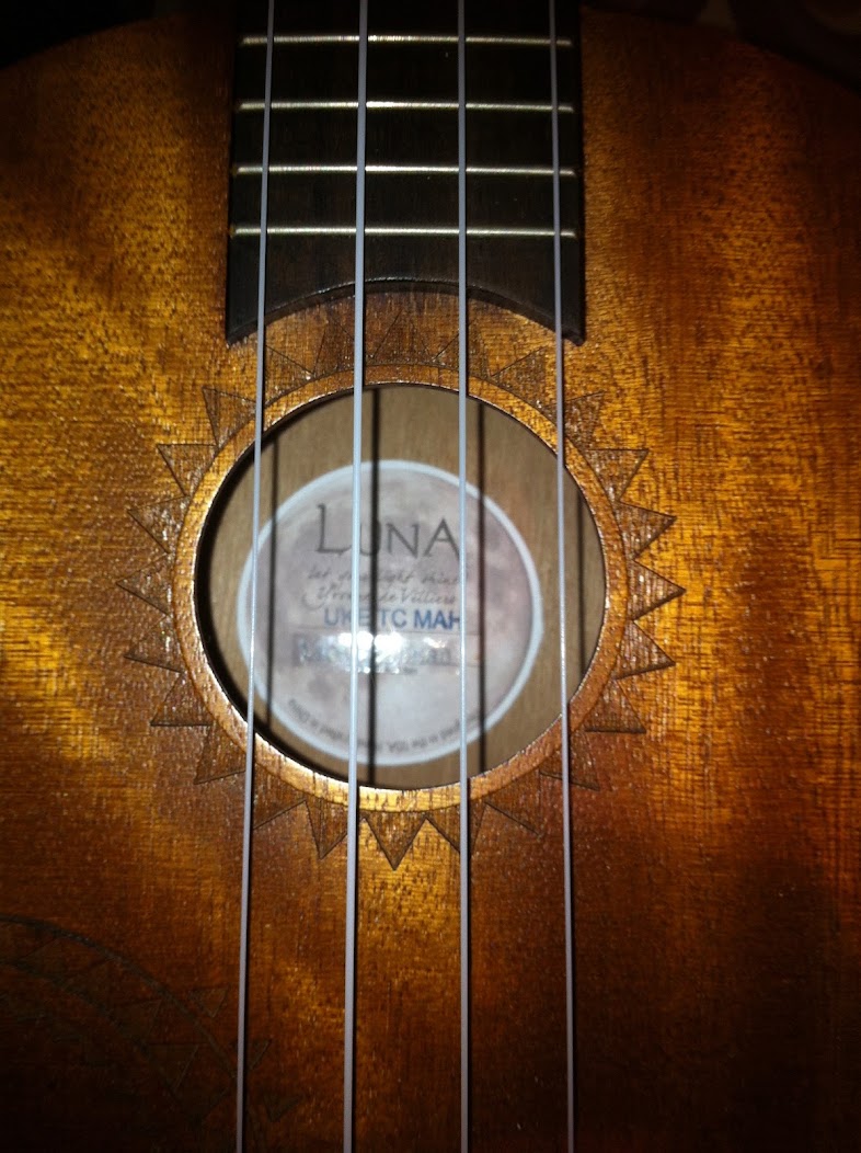 Detalhe da boca e das cordas de um ukulele