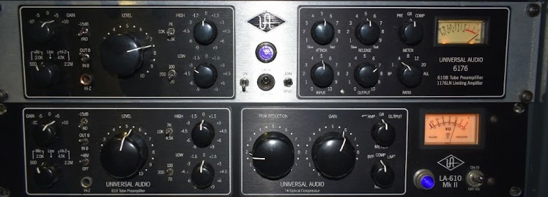 Rack de equipamentos de áudio com medidores VU