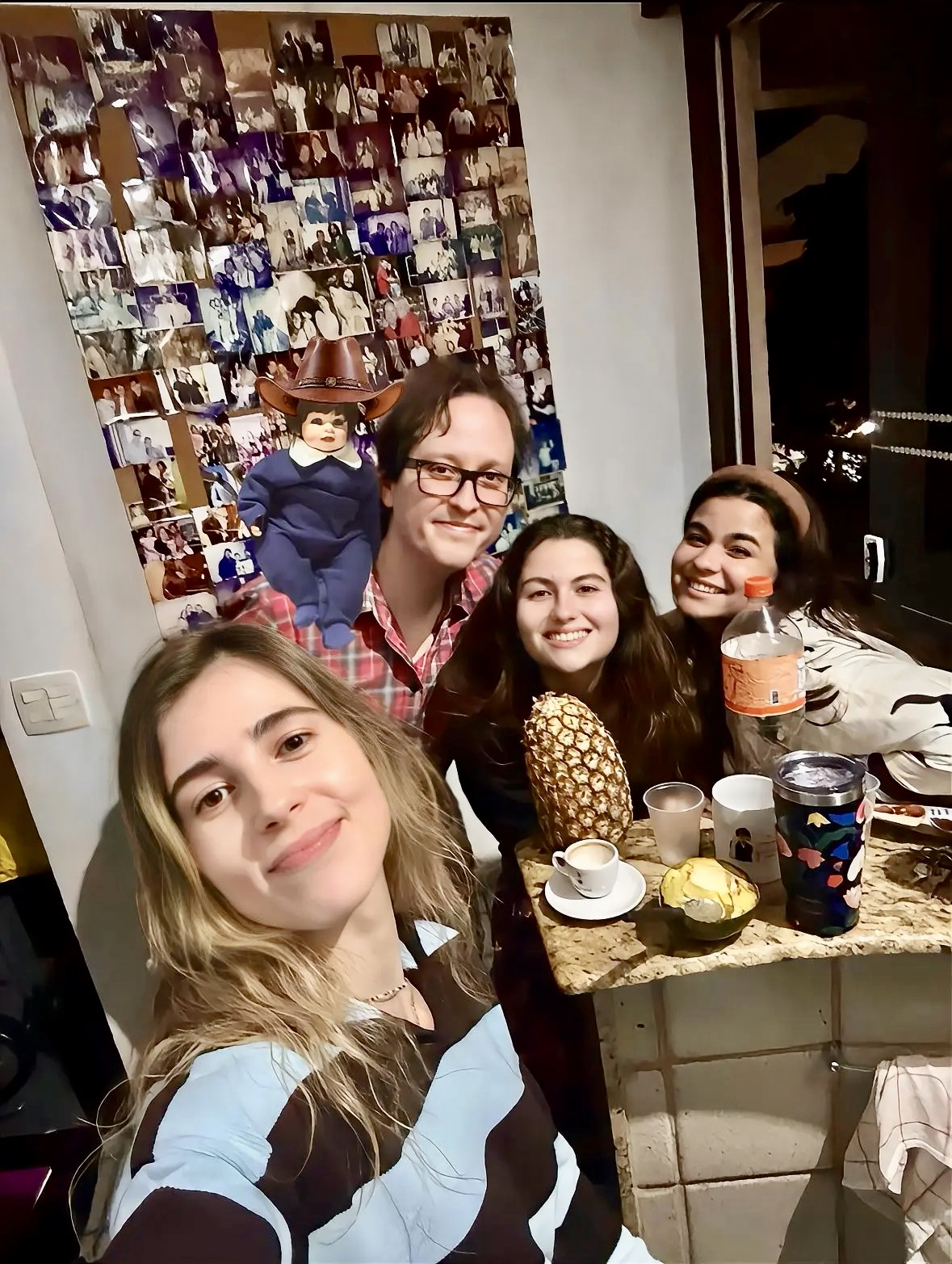 Selfie de quatro alunos em volta da bancada