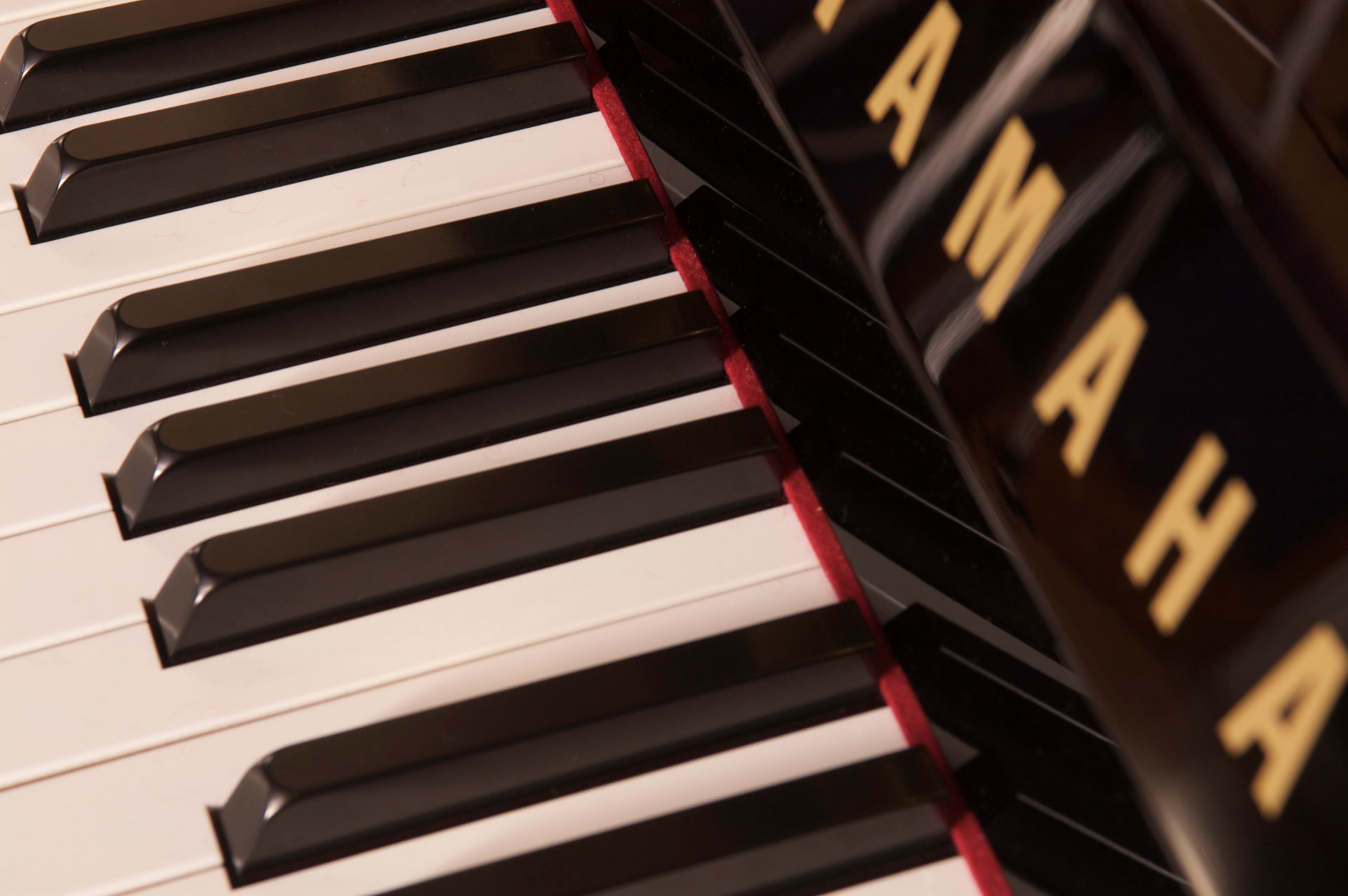 Teclas do piano Yamaha do Centro Musical Downtown